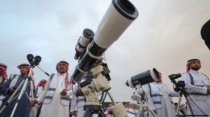 راصدون فلكيون خلال مراقبة الهلال في السعودية- صحيفة الاقتصادية