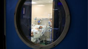 لم يبق للطبيبة آلاء النجار سوى طفل واحد في غرفة الإنعاش- إكس