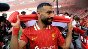 قاد صلاح نادي ليفربول للتتويج بلقب الدوري الإنجليزي الممتاز هذا الموسم- theofficialfwa / إكس