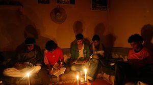 يمنيون بلا كهرباء - أرشيفية