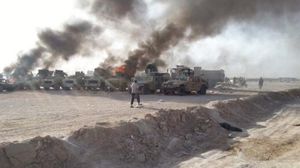  آليات للجيش العراقي تحترق في إحدى ثكنات الموصل - ا ف ب