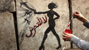 التحرش في مصر ترويه الرسوم - ا ف ب