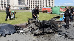 آثار سيارة انفجرت في مدينة دونتسيك شرق اوكرانيا - ا ف ب