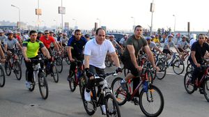 السيسي يركب دراجة باهظة الثمن ويدعو الشعب المصري للتقشف (أرشيفية) - الأناضول