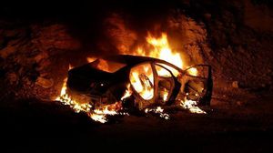 سيارة المستوطنين المختفين بعد حرقها في الخليل - فيس بوك