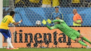نيمار مسجلا هدفه الثاني لمصلحة فريقه البرازيل من ضربة جزاء - أ ف ب