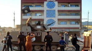 مدنيون في استقبال مسلحين بشوارع الموصل - فيس بوك