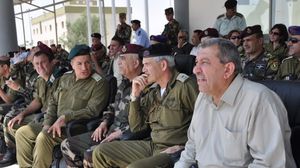 ضباط من جيش الاحتلال يجلسون إلى جانب ضباط من سلطة عباس في الضفة - أرشيفية