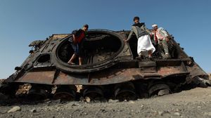 متمردون على ظهر دبابة تعود للجيش اليمني - أ ف ب