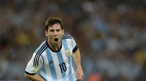 اللاعب الأرجنتيني ليونيل ميسي يقود منتخبه للتأهل - أ ف ب