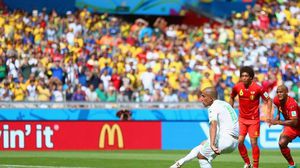 اللاعب الجزائري سفيان فغولي يسجل هدف الجزائر الأول على بلجيكا بالبرازيل