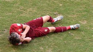 مدافع البرتغال فابيو كوينتراو أرضا إثر إصابته خلال المباراة أمام ألمانيا - أ ف ب