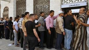 موظفون كانوا يتبعون لحكومة رام الله أمام أحد البنوك في غزة - ا ف ب