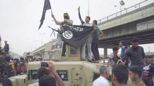عناصر من داعش تسيطر على آليات حكومية في الموصل - فيس بوك