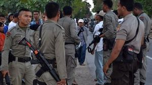 تدافعات بين الشرطة والعاملين في الدعارة في سورابايا - ا ف ب