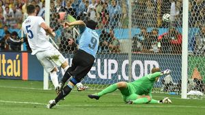 سواريز يسجل هدف الفوز لمنتخب بلاده الأوروغواي بمرمى الإنجليز - أ ف ب