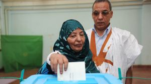 موريتانية تدلي بصوتها في الانتخابات الرئاسية - أ ف ب