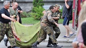 مقاتلون موالون لروسيا يخلون ضحايا الاشتباكات مع الجيش في لوغانسك - ا ف ب