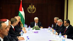 من اجتماع عباس بحكومة التوافق الفلسطينية الجديدة - الاناضول