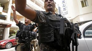 عناصر من الأمن اللبناني خلال مداهمة فندق ببيروت - الأناضول