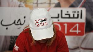أثناء عملية تسجيل الناخبين في تونس - الأناضول