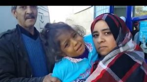الطفلة حسناء مع والديها - عربي21