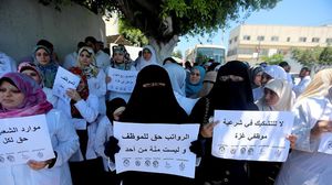 موظفون من حكومة غزة السابقة يتظاهرون احتجاجا على عدم صرف رواتبهم - الأناضول
