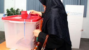 مواطنة تدلي بصوتها في انتخابات البرلمان الليبية - الأناضول