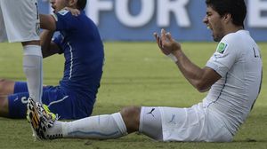 لاعب منتخب الأوروغواي سواريز بعد عض اللاعب كليني - أ ف ب