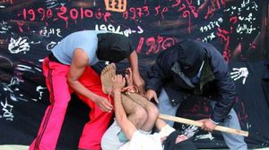أحد المشاهد التمثيلية لطرق التعذيب بمخافر الشرطة المغربية في إحدى التظاهرات - عربي21