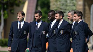 لاعبو المنتخب الإيطالي قبيل صورة رسمية بفلورنسا عشية انطلاق المونديال - أ ف ب