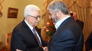 من المزمع أن تستقبل الدوحة لقاء يضم عباس ومشعل لحل القضايا الخلافية- أرشيفية