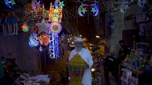 مقدسي يحمل فانوس رمضان في البلدة القديمه بالقدس - ا ف ب