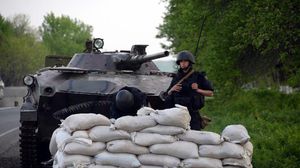 جندي أوكراني عند نقطة تفتيش في سلافيانسك - ا ف ب