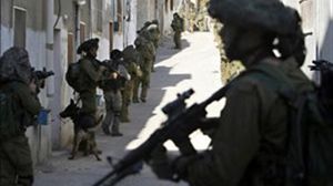 مئات الجنود الصهاينة يقتحمون منزلي القواسمي وأبو عيشة في الخليل - (وكالات فلسطينية)