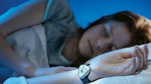 التعرض للإضاءة أثناء النوم، يزيد كتلة الجسم وحجم الخصر لدى السيدات - أرشيفية