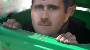 مقطع بثه نشطاء لصورة الأسد في حاوية قمامة - يوتيوب