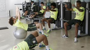 لاعبو المنتخب البرازيلي في تدريبات داخل القاعة الرياضية في - أرشيفية