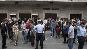 موظفو غزة أمام البنوك في غزة (أرشيفية) - أ ف ب