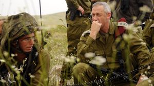 رئيس أركان جيش الاحتلال بيني غانتس بين جنود إسرائيليين - أرشيفية