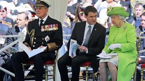 الملكة إليزابيث2 ورئيس وزراء فرنسا ومانويل فولز والأمير فيليب في الاحتفالات - ا ف ب