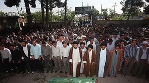 إيرانيون يشيعون جثمان أفغاني شيعي قتل في سوريا - فيس بوك