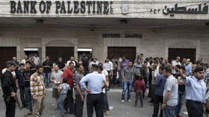 إغلاق بنوك غزة إثر احتجاجات موظفي الحكومة التي كانت تديرها حماس - أ ف ب