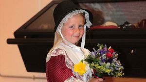الطفلة البريطانية التي قدمت الزهور لملكة بريطانيا قبل الصفعة - "Mail Online"