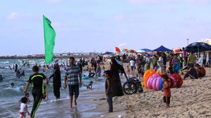 شواطئ غزة تمتلئ في الصيف بالعديد من الأهالي- عربي21