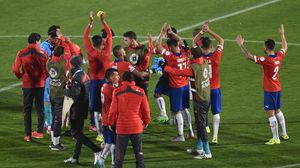 لاعبو تشيلي يحتفلون بالفوز - أ ف ب