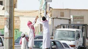 شبان سعوديون يغطون نظام مراقبة السرعات (ساهر) بقطع قماشية - تويتر