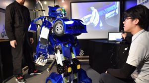 مهندسان يابانيان يعملان على صنع الروبوت جي-دايت رايد - أ ف ب