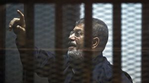 مرسي اشتكى من الحاجز الزجاجي العازل للصوت داخل القفص المودَع به- ا ف ب