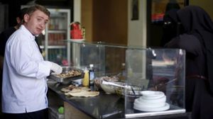 حميدو يعمل بمطعم في غزة - رويترز